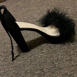 Black chunky heel. Only wore once 2 years ago , size 8 & In perfect condition!
